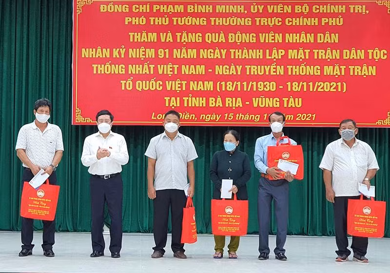Phó Thủ tướng Phạm Bình Minh tặng quà các hộ gia đình nhân Ngày hội Đại đoàn kết toàn dân tại Bà Rịa-Vũng Tàu -0