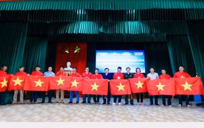 Tặng 10.000 lá cờ Tổ quốc cho ngư dân tỉnh Thái Bình -0