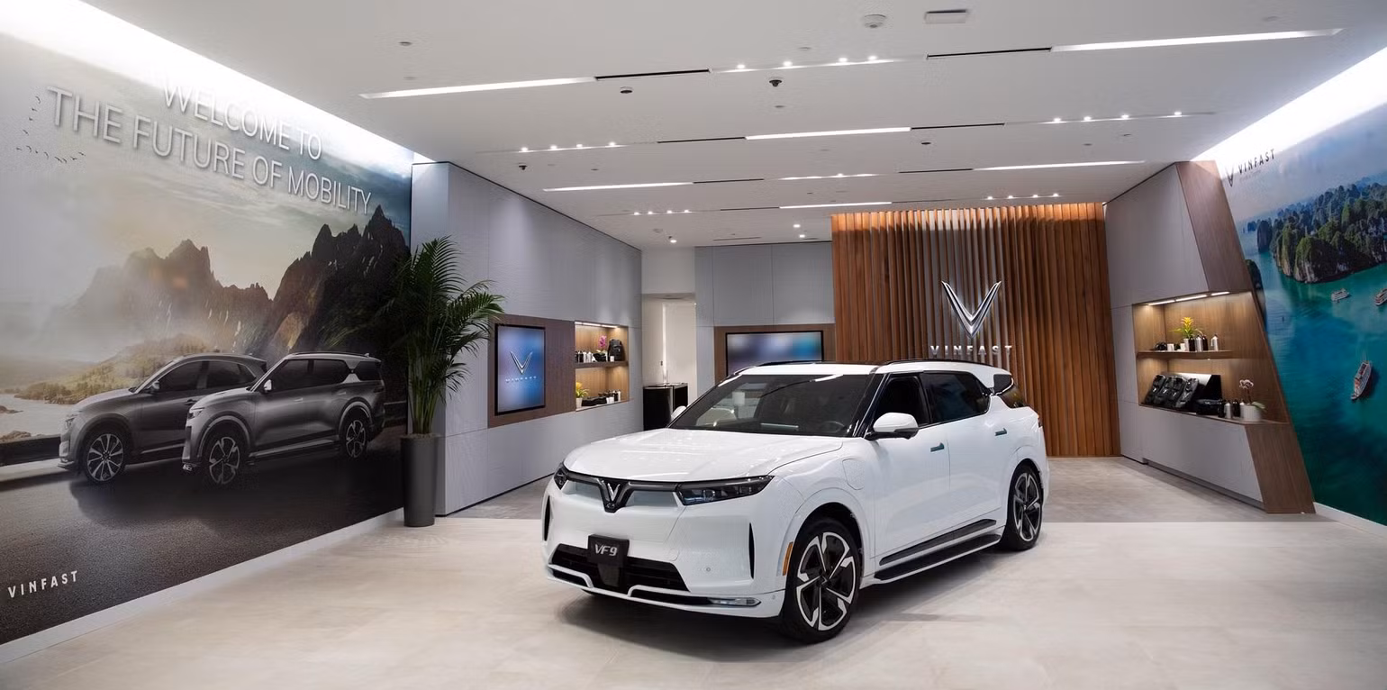 Mẫu xe điện VF 9 tại cửa hàng của VinFast ở Santa Monica. Mẫu xe điện VF 9 tại cửa hàng của VinFast ở Santa Monica.