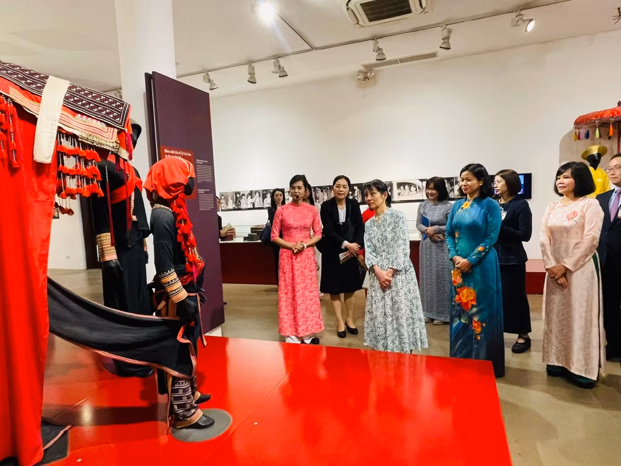 Bà Ishiba Yoshiko tham quan khu trưng bày trang phục dân tộc Dao.