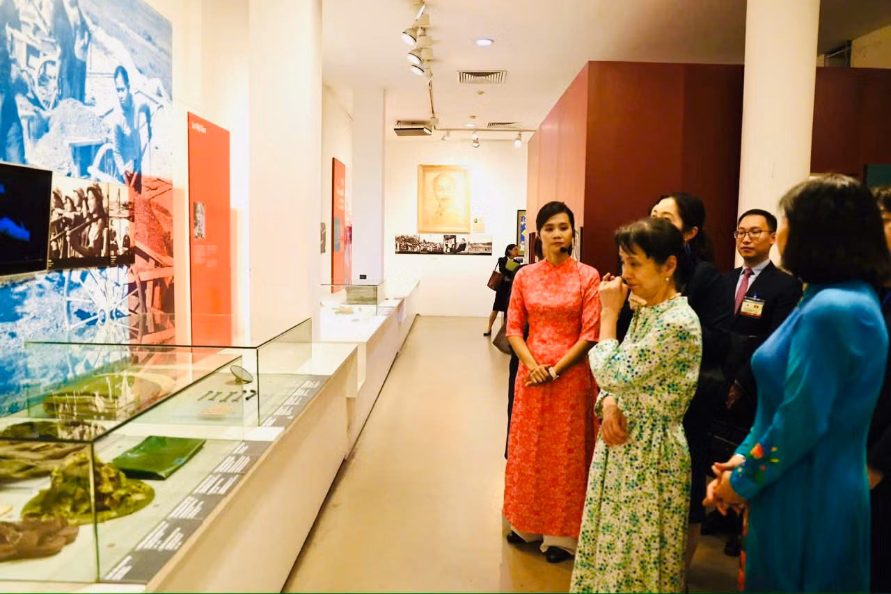Phu nhân Thủ tướng Nhật Bản, bà Ishiba Yoshiko không kìm được sự xúc động khi nghe câu chuyện về lá thư viết tay của nữ thanh niên xung phong Võ Thị Tần, 24 tuổi, Tiểu đội trưởng của “Những cô gái mở đường” ở Ngã ba Đồng Lộc.