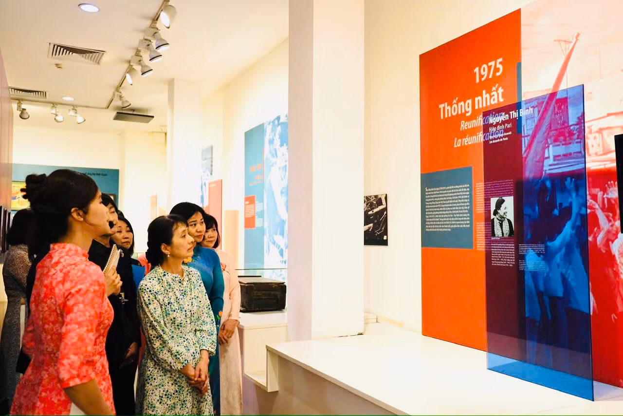 Bà Ishiba Yoshiko nghe giới thiệu về quá trình ký kết Hiệp định Paris và những đóng góp của bà Nguyễn Thị Bình.