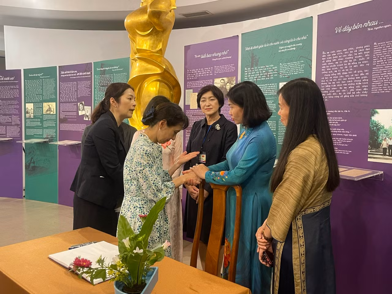 Phu nhân Thủ tướng Nhật Bản bày tỏ sự xúc động và cảm phục về những đóng góp, hy sinh của phụ nữ Việt Nam sau khi tham quan bảo tàng.