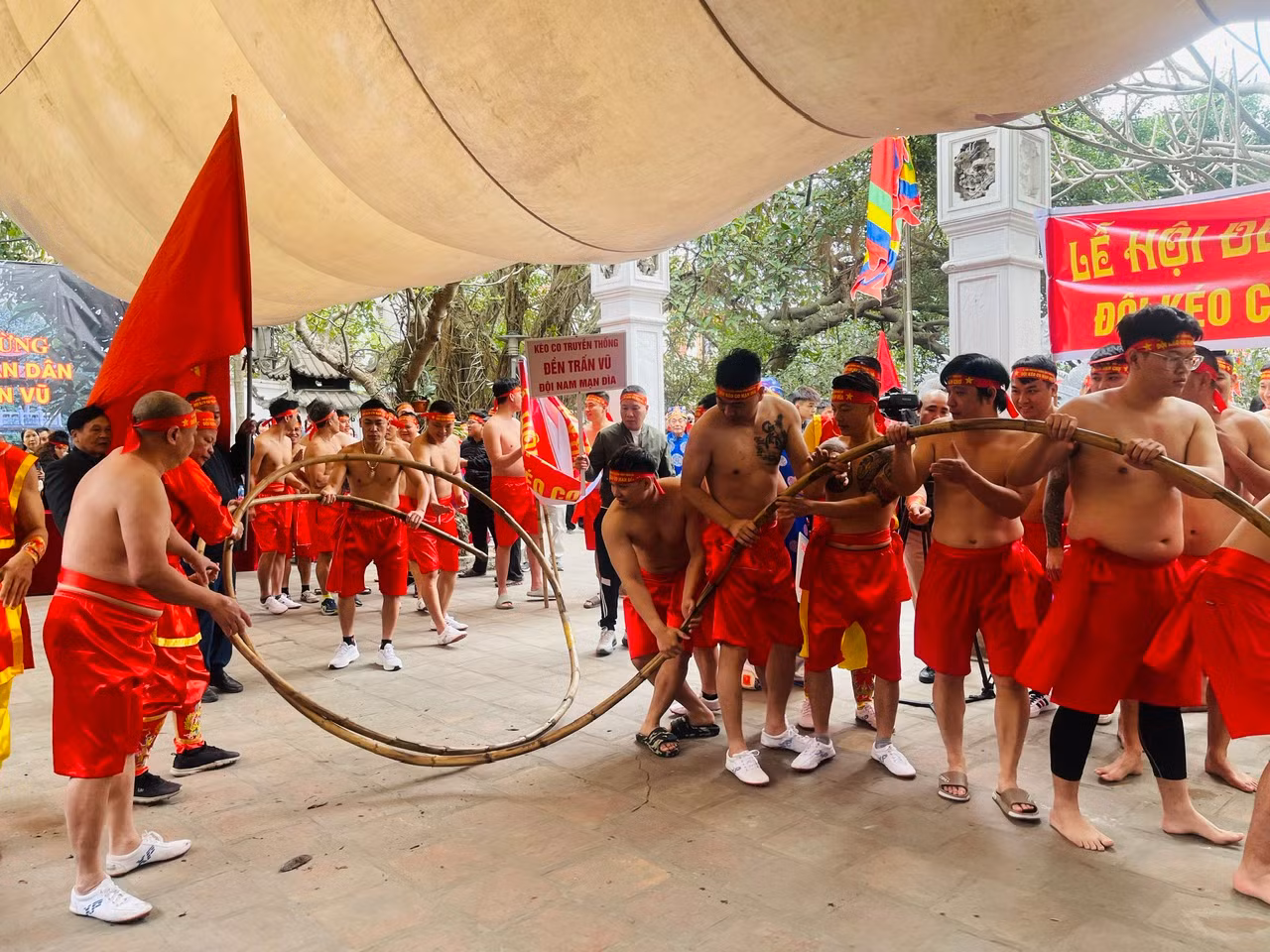 Các đội tham gia kéo co cùng rước dây song ra xới kéo co.