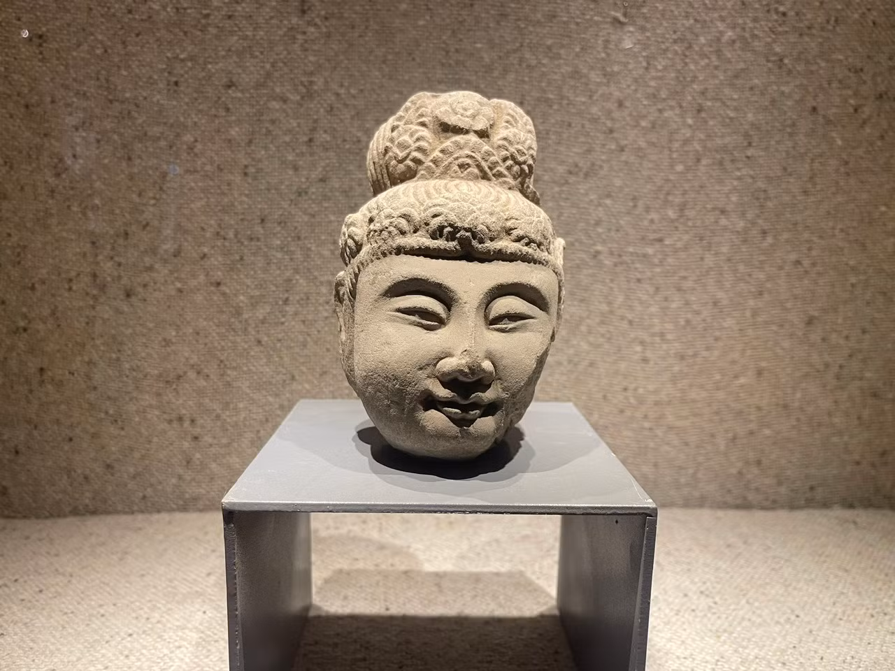 Đầu tượng tiên nữ (năm 1057), phát hiện tại Chùa Phật Tích, Tiên Du, Bắc Ninh. Đầu tượng tiên nữ (năm 1057), phát hiện tại Chùa Phật Tích, Tiên Du, Bắc Ninh.