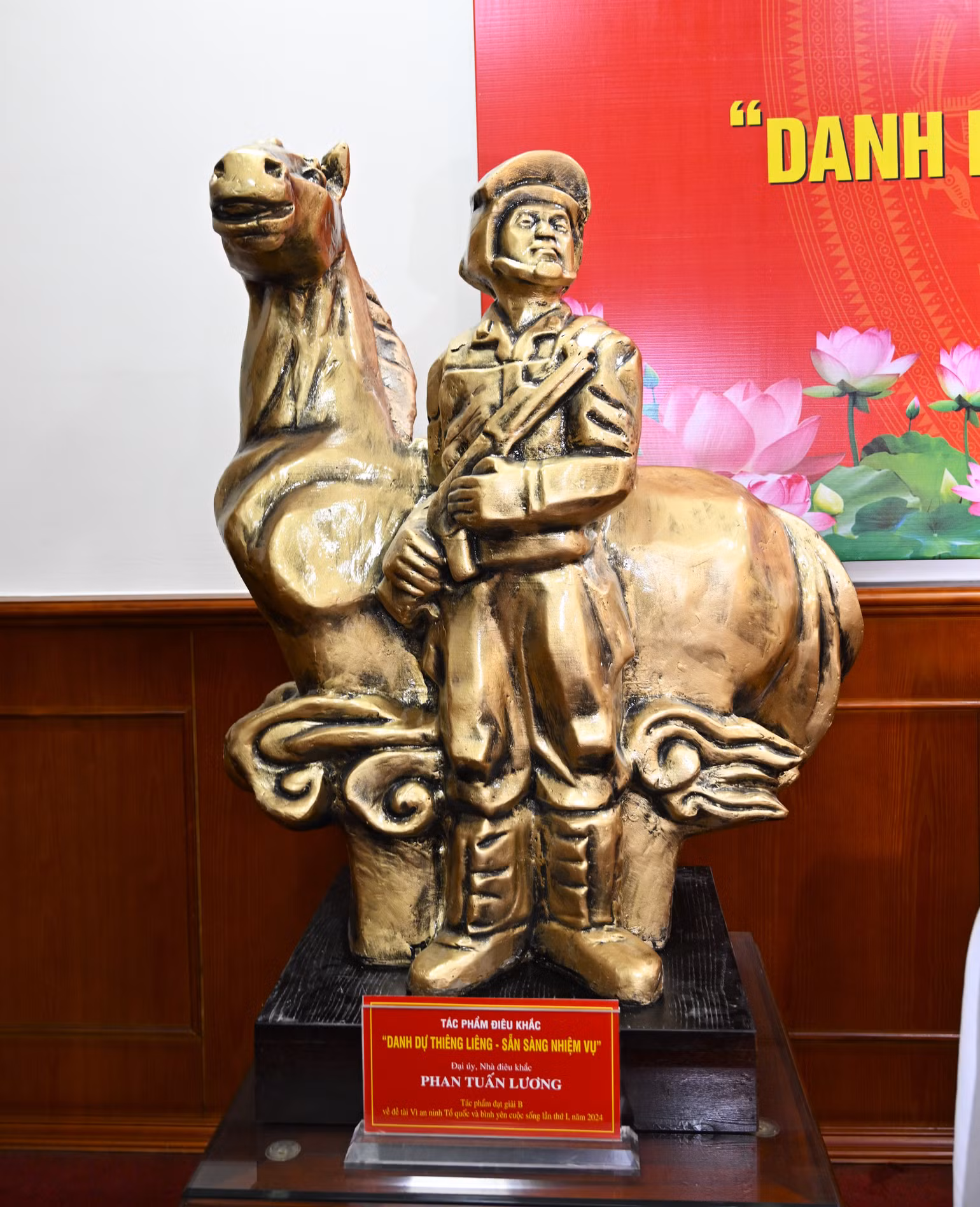Tác phẩm điêu khắc “Danh dự thiêng liêng - Sẵn sàng nhiệm vụ” của Đại úy, nhà điêu khắc Phan Tuấn Lương lấy ý tưởng từ hình ảnh chiến sĩ cảnh sát cơ động và kỵ binh.
