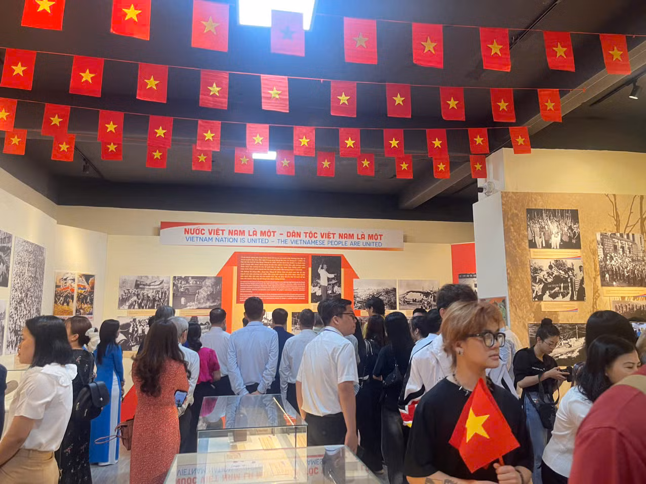 Đông đảo công chúng tới tham quan trưng bày.