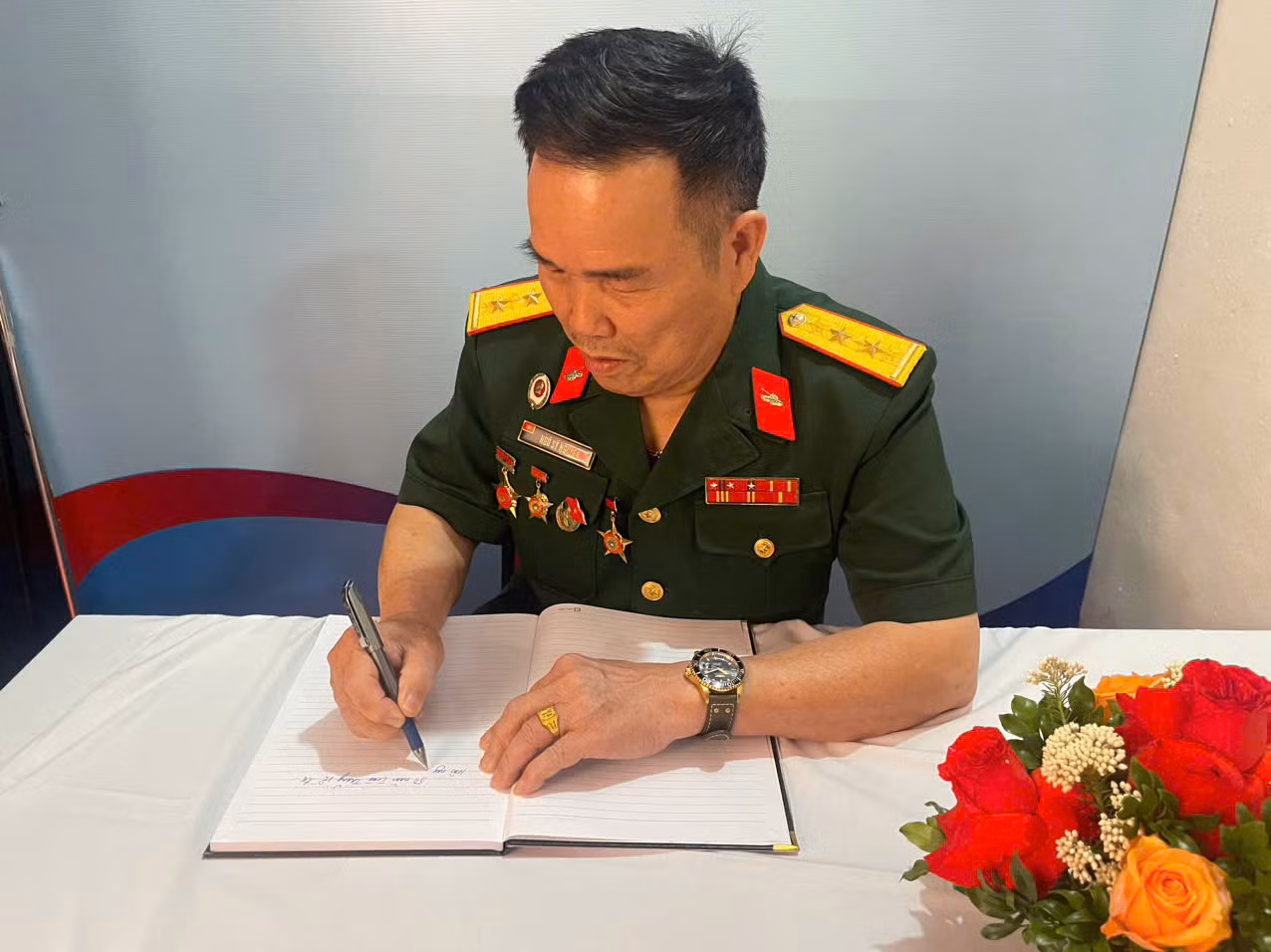 Cựu chiến binh Ngô Sỹ Nguyên, Pháo thủ số 1 của xe tăng 390 ghi cảm tưởng sau khi xem trưng bày.