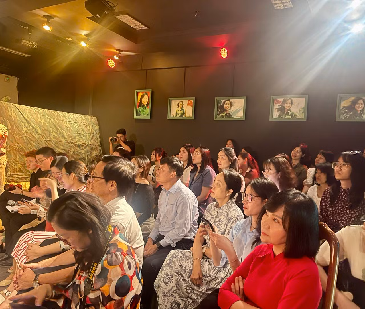 Chương trình cũng thu hút đông đảo công chúng và du khách.