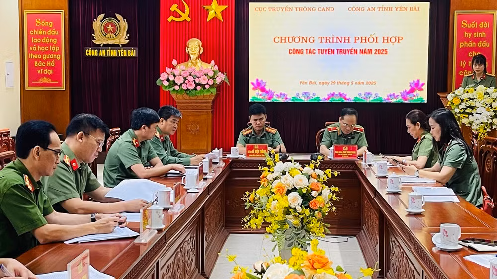 Lãnh đạo Cục Truyền thông và Công an tỉnh Yên Bái trao đổi phối hợp công tác tuyên truyền. (Ảnh: THANH SƠN)