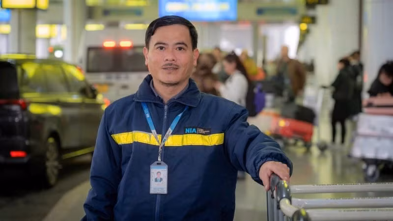 Anh Trần Xuân Thăng, nhân viên thuộc đội xe đẩy của Trung tâm khai thác ga Nội Bài (Cảng Hàng không quốc tế Nội Bài). Anh Trần Xuân Thăng, nhân viên thuộc đội xe đẩy của Trung tâm khai thác ga Nội Bài (Cảng Hàng không quốc tế Nội Bài).