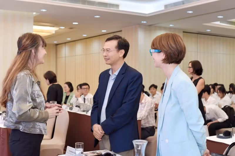 Tiến sĩ Trần Hữu Minh, Chánh văn phòng Ủy ban An toàn giao thông quốc gia (đứng giữa) trao đổi ý kiến với các diễn giả về vấn đề di chuyển xanh.