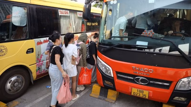 Các doanh nghiệp vận tải kiến nghị quy định lái xe liên tục quá 4 tiếng chỉ nên áp dụng ở cung đường dài, không xảy ra ùn tắc. Các doanh nghiệp vận tải kiến nghị quy định lái xe liên tục quá 4 tiếng chỉ nên áp dụng ở cung đường dài, không xảy ra ùn tắc.