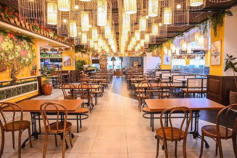 Tổ hợp gồm khu ẩm thực, mua sắm, khu vui chơi-giải trí, phòng chiếu phim, phòng tập được đặt ngay trong trụ sở làm việc chính giúp người lao động Vietjet tái tạo sức lao động, phát huy sáng tạo.