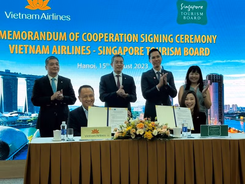 Năm 2022, tổng lượng hành khách đi các chuyến bay của Vietnam Airlines đến Singapore đã vượt qua con số 290 nghìn. Năm 2022, tổng lượng hành khách đi các chuyến bay của Vietnam Airlines đến Singapore đã vượt qua con số 290 nghìn.