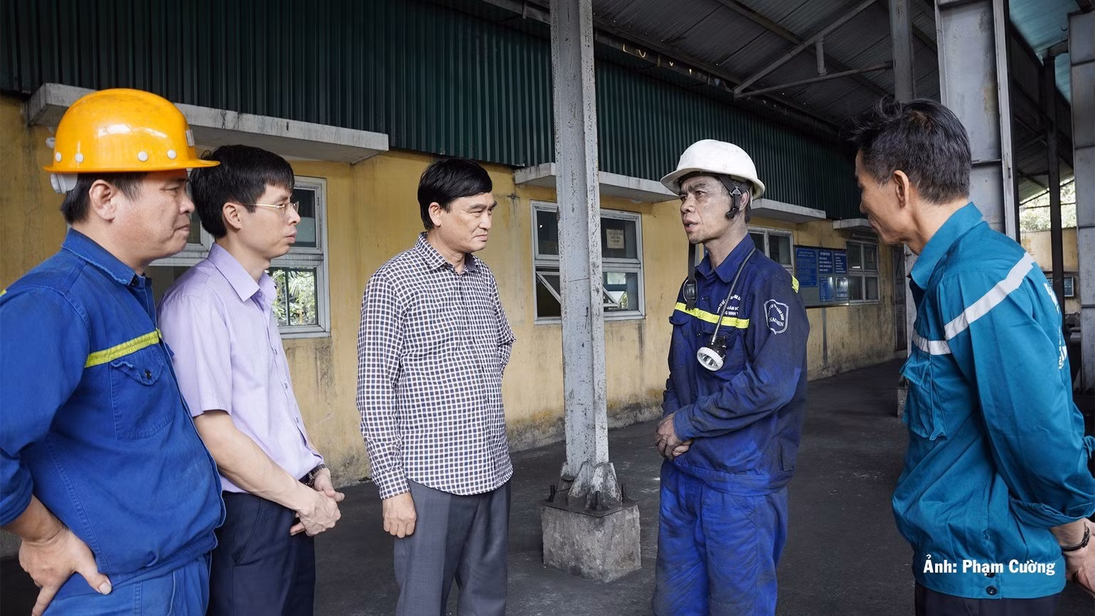 Lãnh đạo Công ty cổ phần Than Vàng Danh và các lực lượng cứu hộ thường xuyên trao đổi, đưa ra phương án triển khai cứu hộ nhanh nhất.