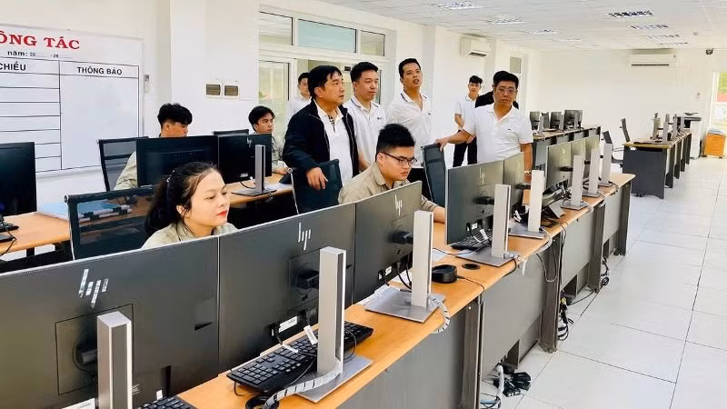 Chủ tịch Hội đồng quản trị Tập đoàn Đèo Cả Hồ Minh Hoàng (áo khoác đen, đứng) cùng lãnh đạo Tập đoàn đi chúc Tết (năm 2024) người lao động tại Xí nghiệp Quản lý vận hành hầm Cù Mông.