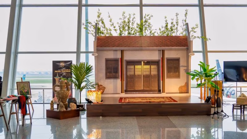 Sân khấu tái hiện hình ảnh ngôi nhà cổ Việt Nam tại khu vực gate 23 - Nhà ga T2. Sân khấu tái hiện hình ảnh ngôi nhà cổ Việt Nam tại khu vực gate 23 - Nhà ga T2.