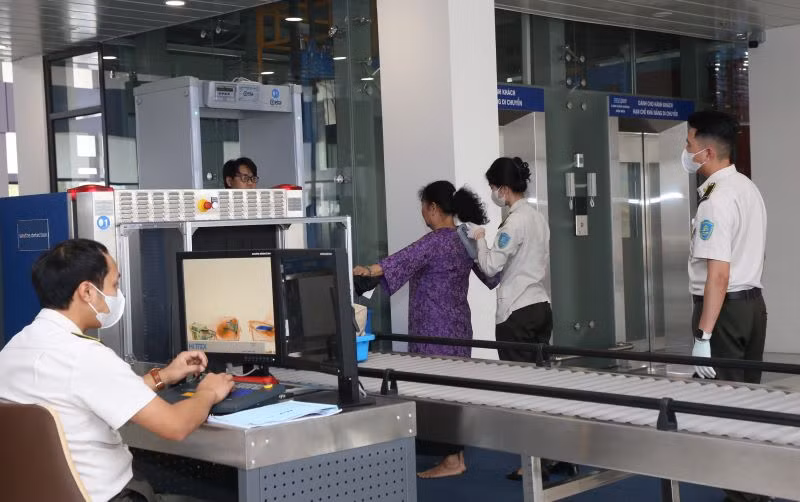 Hệ thống an ninh với những trang thiết bị hiện đại sẽ đem lại những chuyến bay an toàn. Hệ thống an ninh với những trang thiết bị hiện đại sẽ đem lại những chuyến bay an toàn.