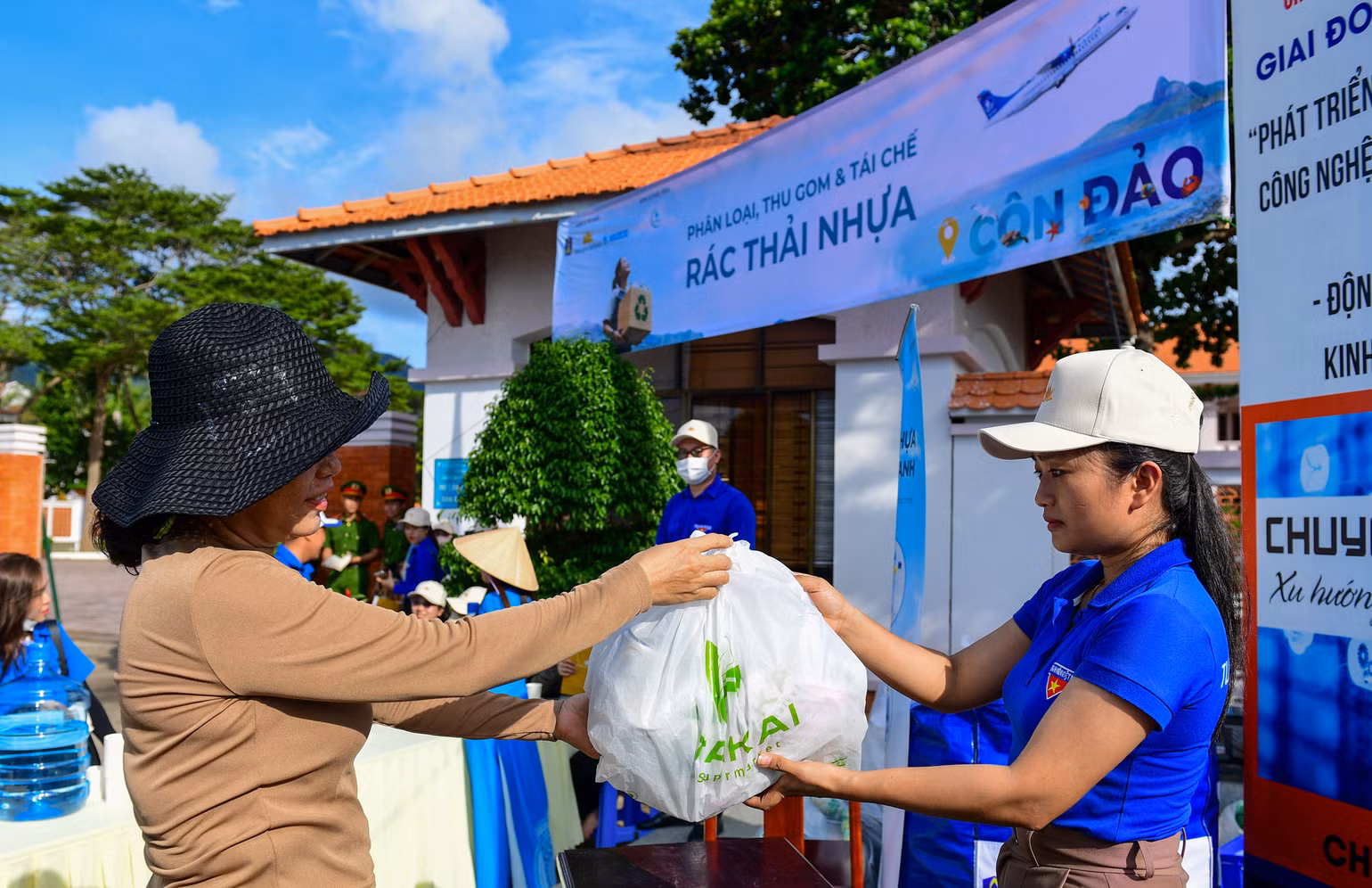 Tại ngày hội, 165kg rác nhựa, vỏ lon, hộp sữa có thể tái chế đã được thu gom, phân loại.