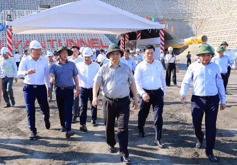 Tập đoàn Đèo Cả kiến nghị Thủ tướng Chính phủ chỉ đạo Bộ Giao thông vận tải sớm hoàn thiện hệ thống hầm đường bộ hoàn chỉnh gồm 2 ống hầm, đồng thời, lắp đặt hệ thống giao thông thông minh cho toàn bộ các hầm trên cao tốc bắc-nam. Tập đoàn Đèo Cả kiến nghị Thủ tướng Chính phủ chỉ đạo Bộ Giao thông vận tải sớm hoàn thiện hệ thống hầm đường bộ hoàn chỉnh gồm 2 ống hầm, đồng thời, lắp đặt hệ thống giao thông thông minh cho toàn bộ các hầm trên cao tốc bắc-nam.