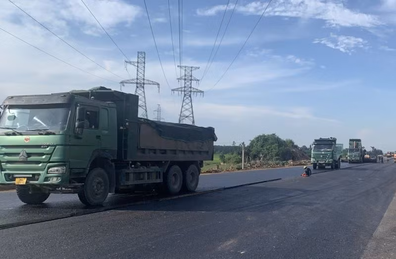 Đoạn tuyến 9,7km từ sau nút giao Đông Xuân đến cuối dự án đã hoàn thành phần tuyến chính, hiện đang thi công hoàn thiện hệ thống an toàn giao thông và đường gom.