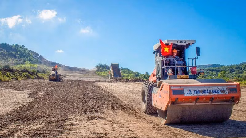 Các công trường của Đèo Cả không lúc nào ngơi tiếng người, tiếng máy trong những dịp lễ, Tết.