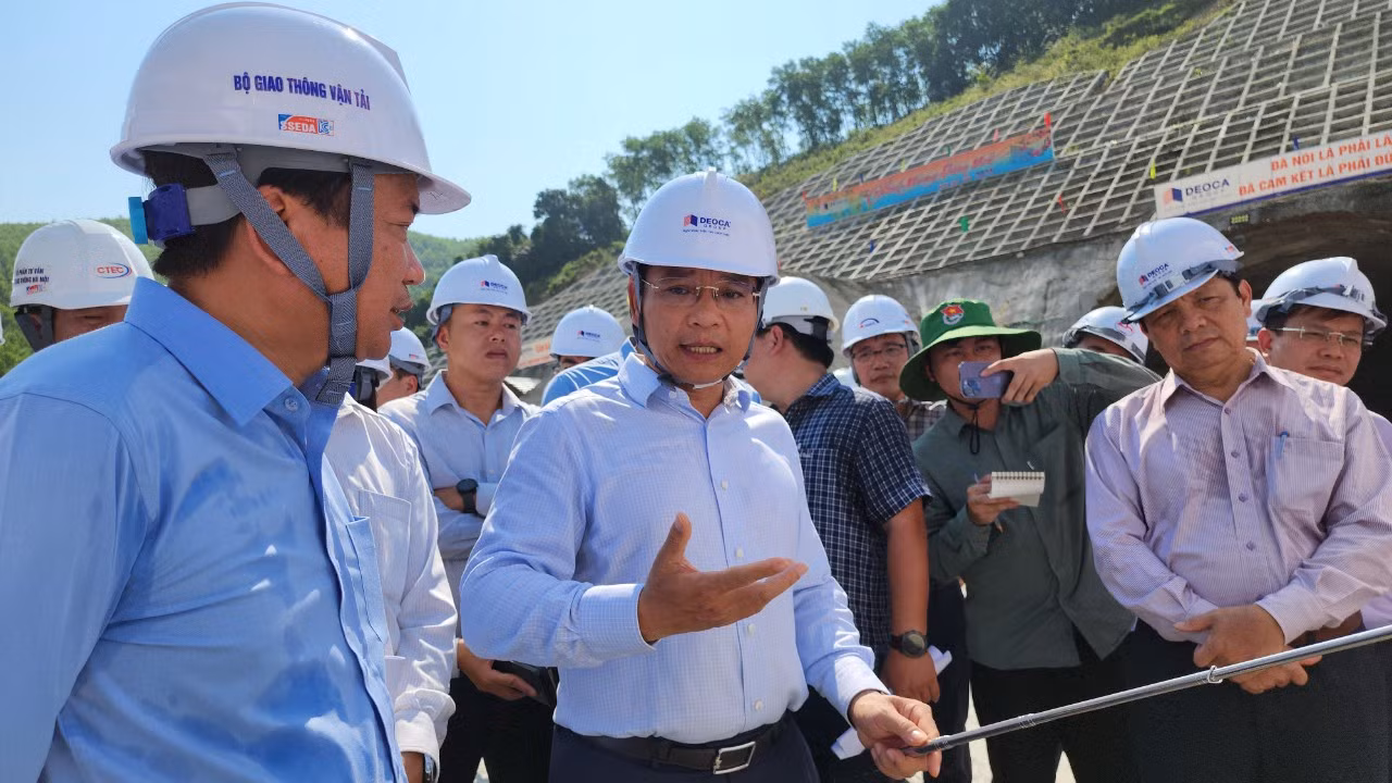 Bộ trưởng Nguyễn Văn Thắng (đứng giữa) yêu cầu các chủ đầu tư, Ban Quản lý dự án khi thi công xong đường cao tốc là phải quản lý, vận hành bằng công nghệ, có trung tâm điều hành giao thông thông minh, đầu tư xây dựng hoàn thiện trạm dừng nghỉ đồng bộ, hiện đại. Bộ trưởng Nguyễn Văn Thắng (đứng giữa) yêu cầu các chủ đầu tư, Ban Quản lý dự án khi thi công xong đường cao tốc là phải quản lý, vận hành bằng công nghệ, có trung tâm điều hành giao thông thông minh, đầu tư xây dựng hoàn thiện trạm dừng nghỉ đồng bộ, hiện đại.