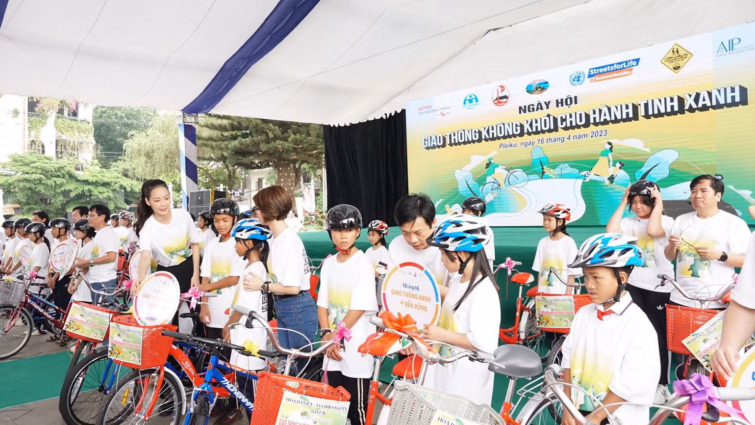 Đại biểu và hoa hậu Lê Nguyễn Bảo Ngọc trao tặng xe đạp và mũ bảo hiểm cho học sinh có hoàn cảnh khó khăn trên địa bàn tỉnh Gia Lai. Đại biểu và hoa hậu Lê Nguyễn Bảo Ngọc trao tặng xe đạp và mũ bảo hiểm cho học sinh có hoàn cảnh khó khăn trên địa bàn tỉnh Gia Lai.