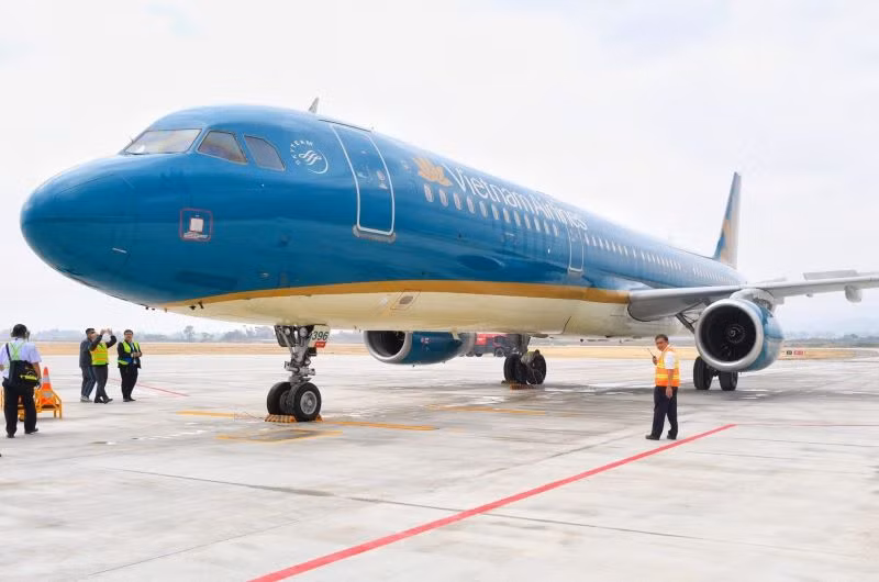 Vietnam Airlines đang khai thác các chuyến bay giữa Hà Nội và Điện Biên với tần suất 11 chuyến mỗi tuần. Vietnam Airlines đang khai thác các chuyến bay giữa Hà Nội và Điện Biên với tần suất 11 chuyến mỗi tuần.