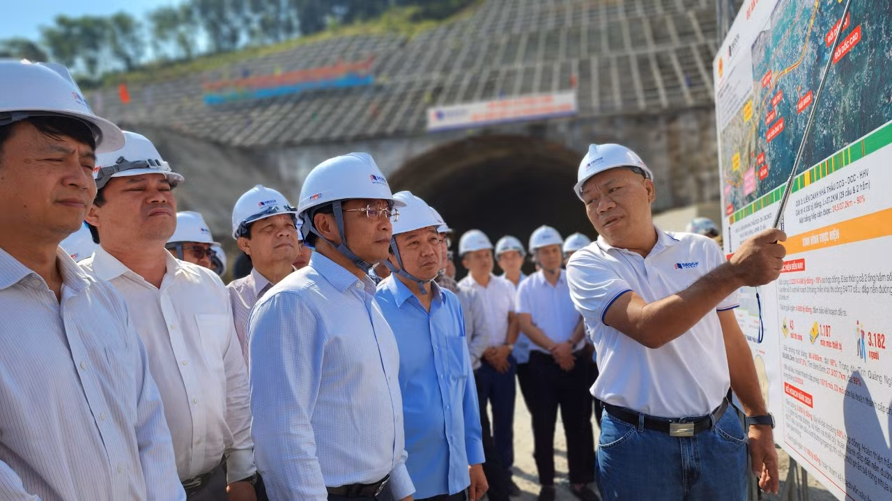 Phó Chủ tịch Hội đồng quản trị Tập đoàn Đèo Cả Nguyễn Tấn Đông (ngoài cùng bên phải) báo cáo tình hình thi công dự án đường cao tốc Quảng Ngãi-Hoài Nhơn. Phó Chủ tịch Hội đồng quản trị Tập đoàn Đèo Cả Nguyễn Tấn Đông (ngoài cùng bên phải) báo cáo tình hình thi công dự án đường cao tốc Quảng Ngãi-Hoài Nhơn.