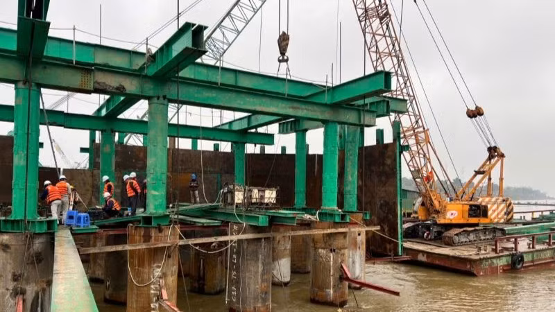 Các hạng mục thi công cầu Phong Châu đều bám sát so với tiến độ nhà thầu lập, riêng hạng mục cọc khoan nhồi dưới sông vượt tiến độ 9-10 ngày.