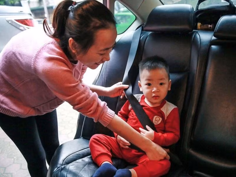Hiện nay, mặc dù chưa có quy định bắt buộc nhưng rất nhiều người dân đã tự động áp dụng, tự trang bị thiết bị an toàn cho trẻ em. Hiện nay, mặc dù chưa có quy định bắt buộc nhưng rất nhiều người dân đã tự động áp dụng, tự trang bị thiết bị an toàn cho trẻ em.