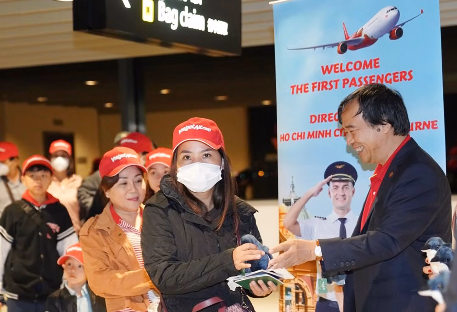 Lãnh đạo Vietjet chào đón hành khách của chuyến bay kết nối Thành phố Hồ Chí Minh với Melbourne (Australia) - một trong những đường bay quốc tế mới được Vietjet khai trương trong quý I-2023.