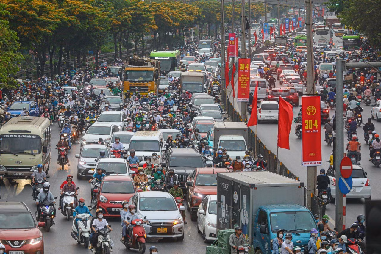 Chính phủ đang tiếp tục chỉ đạo tái cơ cấu thị phần vận tải theo hướng tăng thị phần vận tải đường thuỷ, vận tải ven biển, đường sắt, giảm thị phần vận tải đường bộ, loại hình có nguy cơ tai nạn giao thông cao nhất, qua đó giúp nâng cao an toàn, giảm ùn tắc trên mạng lưới kết cấu hạ tầng giao thông quốc gia.