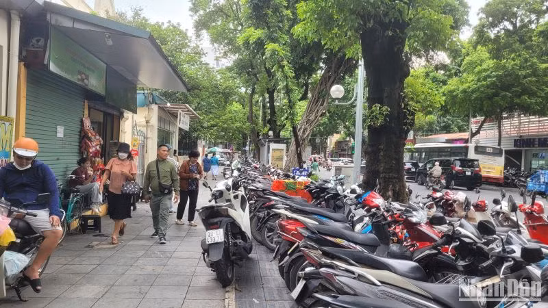 Ở các khu dân cư Hà Nội, việc tìm được chỗ gửi xe, đỗ xe cũng là vấn đề khiến người dân đau đầu.