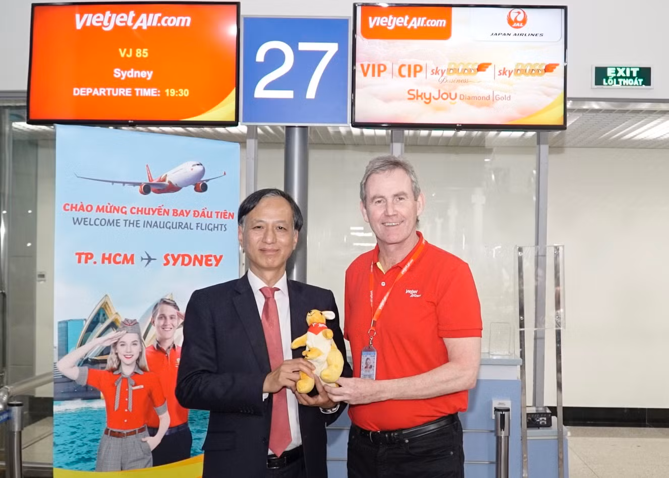 Đại sứ Việt Nam tại Australia Nguyễn Tất Thành và Phó Tổng giám đốc Vietjet Michael Hickey (áo đỏ) chào mừng chuyến bay đầu tiên. Đại sứ Việt Nam tại Australia Nguyễn Tất Thành và Phó Tổng giám đốc Vietjet Michael Hickey (áo đỏ) chào mừng chuyến bay đầu tiên.