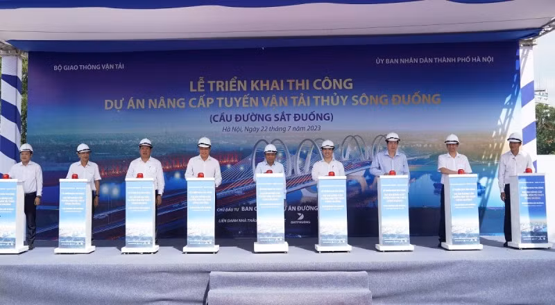 Lãnh đạo Bộ Giao thông vận tải và Ủy ban nhân dân thành phố Hà Nội nhấn nút triển khai thi công dự án cầu Đuống mới. Lãnh đạo Bộ Giao thông vận tải và Ủy ban nhân dân thành phố Hà Nội nhấn nút triển khai thi công dự án cầu Đuống mới.
