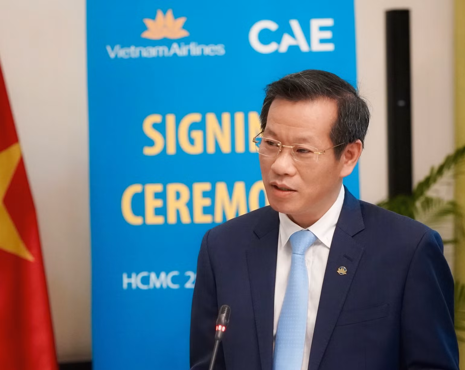 Phó Tổng Giám đốc Vietnam Airlines Đặng Anh Tuấn cho biết, khai thác hiệu quả các thiết bị mô phỏng buồng lái ngay tại Việt Nam có ý nghĩa đặc biệt quan trọng đối với công tác huấn luyện, giúp gia tăng sự an toàn, tính chủ động của hãng. Phó Tổng Giám đốc Vietnam Airlines Đặng Anh Tuấn cho biết, khai thác hiệu quả các thiết bị mô phỏng buồng lái ngay tại Việt Nam có ý nghĩa đặc biệt quan trọng đối với công tác huấn luyện, giúp gia tăng sự an toàn, tính chủ động của hãng.