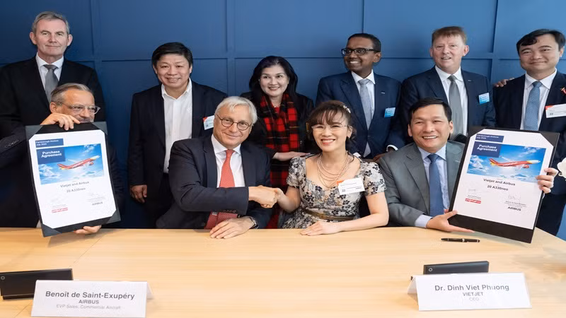 Ông Đinh Việt Phương, Tổng Giám đốc Vietjet (hàng đầu, bìa phải) và ông Benoît de Saint-Exupéry, Phó Tổng giám đốc phụ trách Kinh doanh, bộ phận Máy bay thương mại của Airbus (hàng đầu, bìa trái) ký hợp đồng đặt mua tàu bay tại Triển lãm Hàng không quốc tế Farnborough Airshow 2024.