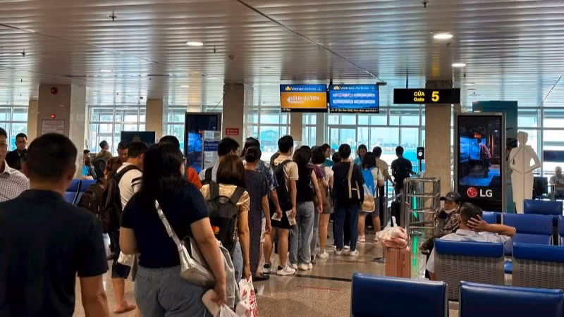 Sản lượng khách thông qua Tân Sơn Nhất trong ngày cao điểm nhất (mồng 5 Tết) đạt hơn 155.000 khách (tăng 4% so với ngày cao điểm sau Tết năm 2024).