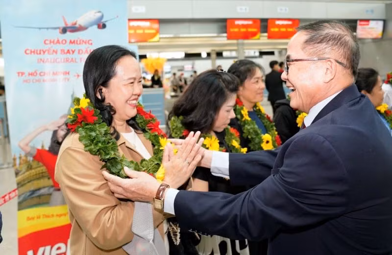 Phó Tổng lãnh sự Lào tại Thành phố Hồ Chí Minh Souvannaseng Amphay chúc mừng những hành khách đầu tiên trên chuyến bay Thành phố Hồ Chí Minh-Vientiane.