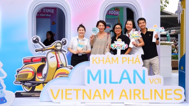 “Chòi chụp ảnh trên mây” - điểm check-in không thể bỏ lỡ với những concept rực rỡ màu sắc Giáng sinh và mascot dễ thương của Vietnam Airlines.