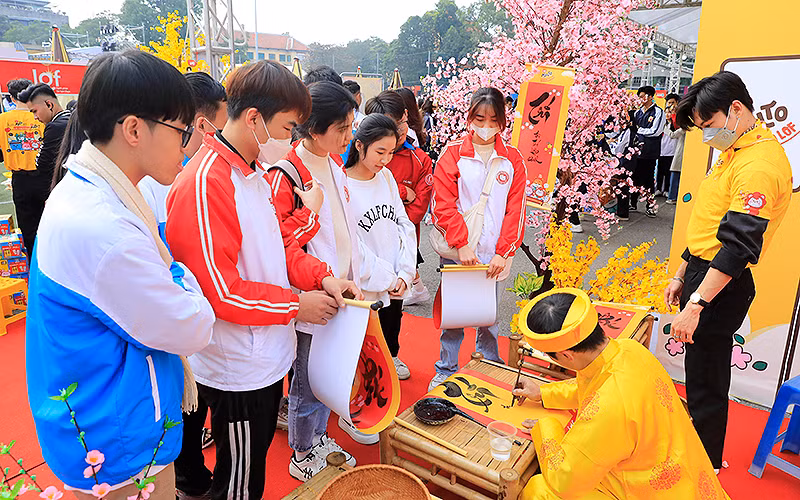 Các bạn trẻ xin chữ lấy may tại Ngày hội. Các bạn trẻ xin chữ lấy may tại Ngày hội.