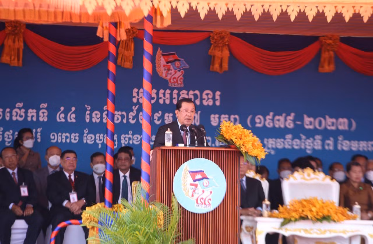 Chủ tịch CPP Samdech Techo Hun Sen đọc diễn văn tại Lễ kỷ niệm 44 năm Chiến thắng 7/1. (Ảnh: Fresh News)