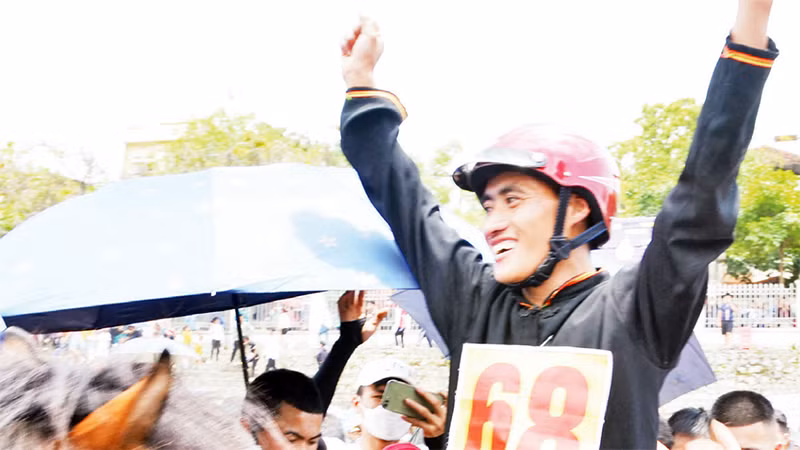 Niềm vui của người về đích. Niềm vui của người về đích.