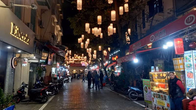 Diện mạo mới sạch đẹp và đậm chất truyền thống của khu phố ẩm thực. Diện mạo mới sạch đẹp và đậm chất truyền thống của khu phố ẩm thực.