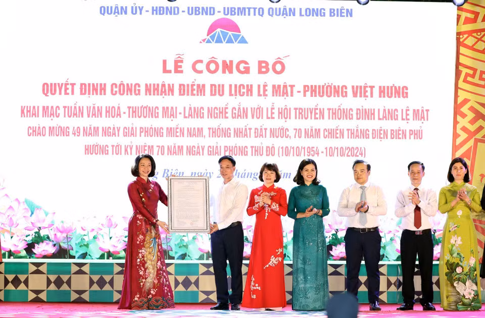 Làng rắn Lệ Mật nay đã trở thành điểm du lịch của thành phố. Làng rắn Lệ Mật nay đã trở thành điểm du lịch của thành phố.