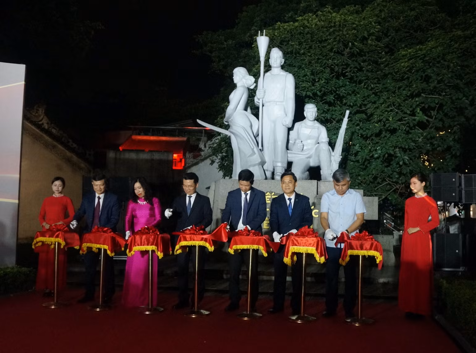 Các đại biểu trung ương và thành phố Hà Nội cắt băng khai trương sự kiện trình chiếu bức tranh. Các đại biểu trung ương và thành phố Hà Nội cắt băng khai trương sự kiện trình chiếu bức tranh.