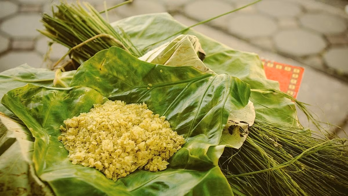 Cốm, thức quà gây thương nhớ, đặc trưng thể hiện sự tinh tế của ẩm thực Hà Nội. Cốm, thức quà gây thương nhớ, đặc trưng thể hiện sự tinh tế của ẩm thực Hà Nội.